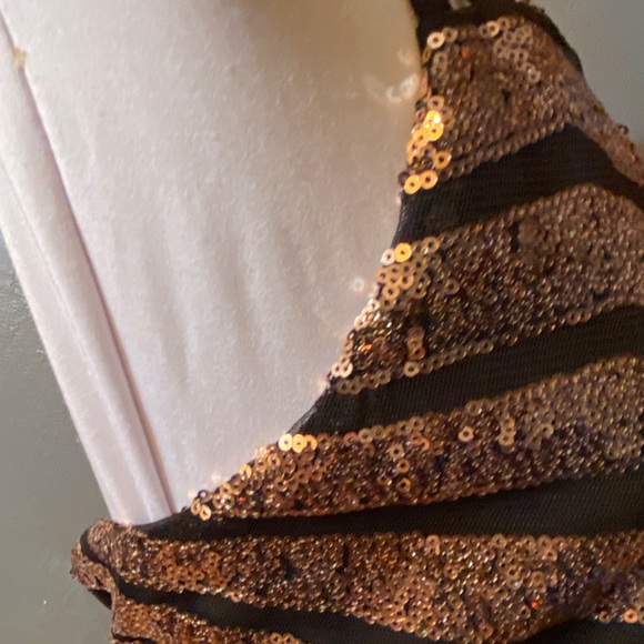 LAVISH Geometric Copper/Black Sequin Top - Picture 4 of 16